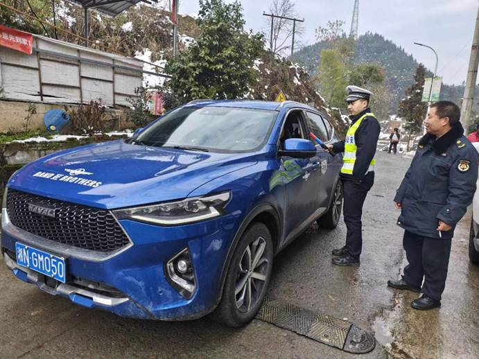 1月26日，梨溪口鄉(xiāng)綜合行政執(zhí)法隊同片區(qū)派出所開展聯(lián)合執(zhí)勤，對騎乘摩托車不佩戴安全頭盔，無牌無證、駕駛轎車不系安全帶等違法行為開展勸導(dǎo)和查處。 (4)