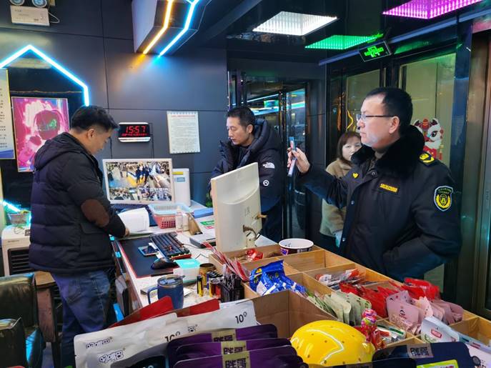 1月25日至26日，文化旅游廣電體育局副局長左桂華帶隊，市場管理股、文化綜合執(zhí)法大隊等7人參加，對轄區(qū)內(nèi)網(wǎng)吧、KTV，電子游樂場所進行安全生產(chǎn)檢查，督促經(jīng)營場所加強消防安全自查及員工安全知識培訓(xùn)、演練。 (3)